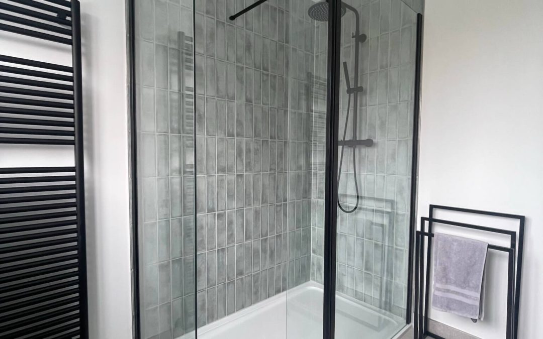 Monochrome Family Bathroom: Redefining Style and Functionality